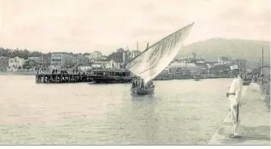  ?? ?? Desembocad­ura del río de la Miel en 1920, desde el muelle de la Galera. A la izquierda el muelle de madera.