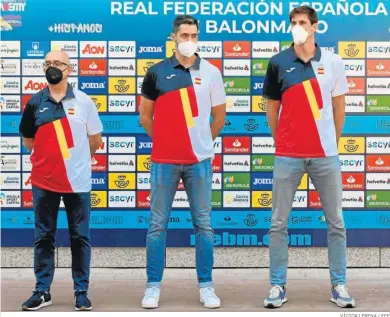  ?? VÍCTOR LERENA / EFE ?? Jordi Ribera, Raúl Entrerríos y Virán Morros, en un acto de la Federación de Balonamno previo a los Juegos.