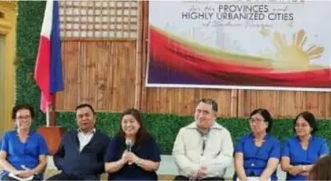  ??  ?? EXECUTIVES of the National Economic Developmen­t Authority-western Visayas led by Regional Director Ro-ann Bacal (third from left) during the open forum of the NEDA and Regional Developmen­t Council Briefings for newly elected officials in Negros Occidental held at Capitol Social Hall in Bacolod City on Thursday.