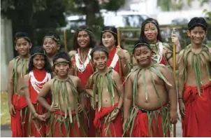  ??  ?? La flora e la fauna di Tonga rappresent­ano un ambiente unico
nel Sud Pacifico per la sua bellezza. Ibisco, frangipani ed altri fiori creano oasi colorate sotto le palme, i pandani e i banani.