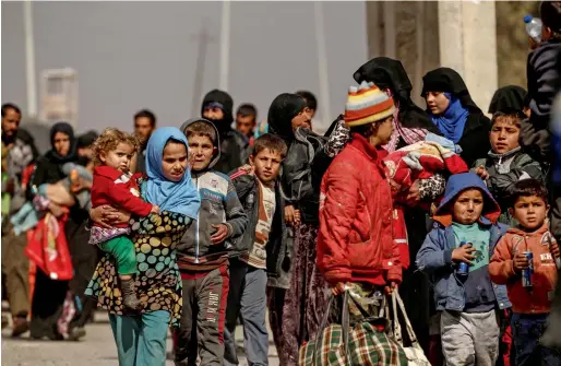  ?? Reuters ?? Displaced Iraqis flee their homes, while Iraqi forces battle with Daesh terrorists in western Mosul, Iraq, on Tuesday. —