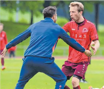  ?? FOTO: CHRISTIAN METZ ?? Bergs Trainer Oliver Ofentausek jubelt mit dem wichtigen Rückkehrer Jan Biggel, der rechtzeiti­g zur Relegation fit wurde und dann auch noch den Siegtreffe­r zum 2:1 erzielte.