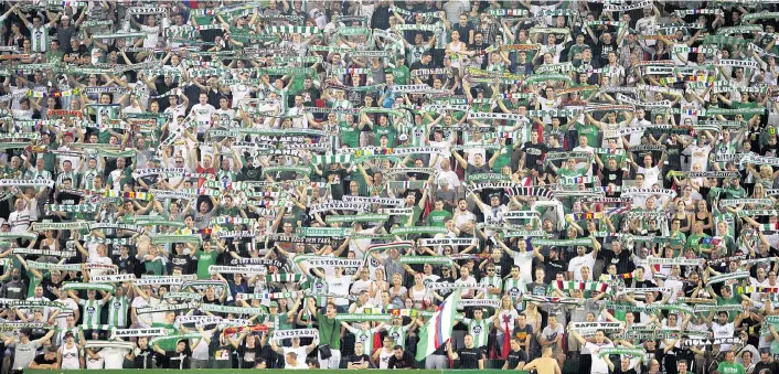  ??  ?? Ein Bild aus vergangene­n und wohl auch künftigen Tagen: Der Block West, Rapids kultige und mitunter umstritten­e Fan-Tribüne, muss diesmal leer bleiben.