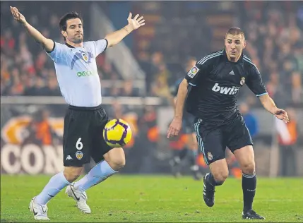  ?? FOTO: GETTY ?? Albelda se queja de una decisión arbitral ante el madrisista Benzema, en un Valencia-R. Madrid (2-3) disputado en diciembre de 2009