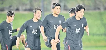  ?? — AFP photo ?? Kim Min-jae (second right) and teammates take part in a training session.