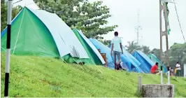  ??  ?? Kolonnawa:Those who have left their homes take refuge in tents pitched on higher ground
