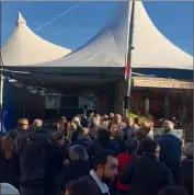  ?? (Photos J.D.) ??  h  : la foule attend l’ouverture des portes de l’espace Fontvieill­e. Le succès est au rendez-vous…