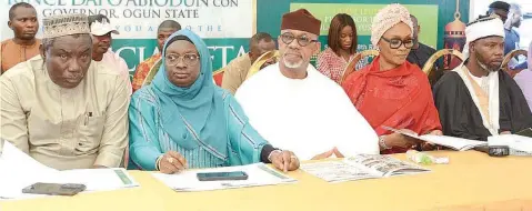  ?? ?? Speaker, Ogun State House of Assembly, Oludaisi Elemide ( left); Deputy Governor, Noimot Salako- Oyedele; Governor Dapo Abiodun; his wife, Bamidele and renowned Islamic scholar, Prof. Tajudeen Olalekan Yusuf, during the yearly special Iftar ( breaking of fast) and lecture, held at the Arcade Ground, State Secretaria­t, Oke- Mosan, Abeokuta… yesterday.