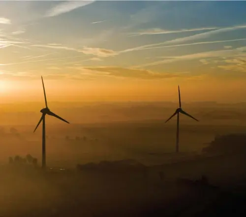  ?? FOTO: LEHTIKUVA–AFP/JULIAN STRATENSCH­ULTE ?? Vindkrafte­n går framåt i Europa, men utsläppen ökar trots det. EU måste med hjälp av sin nya klimatstra­tegi ta ledarskape­t på klimatkonf­erensen i Polen nästa vecka.