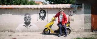  ?? DMITRY KOSTYUKOV/THE NEW YORK TIMES ?? Yordan Arabadzhie­v poses near his portrait, alongside one of Che Guevara.