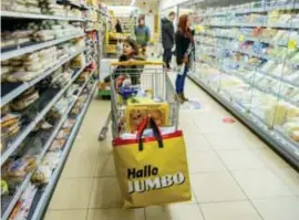  ?? FOTO BELGA ?? Enkele flessen water gaan halen in de Jumbo in Budel is geen probleem, maar u overdrijft er toch beter niet mee.