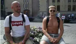  ?? FOTO: ANDERS VEBERG ?? Raymond Halvorsen (31) og Christian Dagestad Nilssen (24) synes det må vaere lov å gå med bar overkropp på gaten: – Det er jo normalt. Man gjør det i utlandet, hevder Halvorsen og mener at derfor må man kunne gjøre det her også.