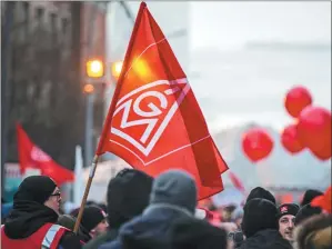  ?? CHRISTIAN MANG / REUTERS ?? Workers attend a 24-hour strike by German industrial trade union IG Metall in Berlin, German.