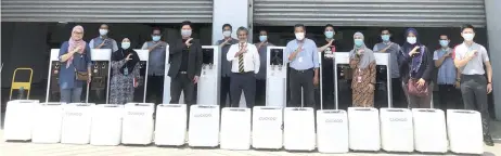  ??  ?? (Front row, from third left) Toh, MAEPS Serdang Hospital director, Dr Md Anuar Abd Samad @ Mahmood, Zaidi, and Nadma administra­tive officer Noraini Zazally in a photo call in front of Quarantine and Treatment Centre at MAEPS Serdang.