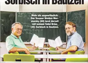  ??  ?? Mehr als ungewöhnli­ch: Der Texaner Weldon Mersiovsky (69) lernt derzeit mit seinem Sohn Brian (45) Sorbisch in Bautzen.