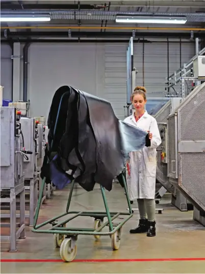  ??  ?? Les étudiants spécialisé­s dans le cuir à l’Itech doivent tous apprendre les bases de la tannerie. Même si la plupart optent ensuite pour d’autres filières, comme celle du luxe.