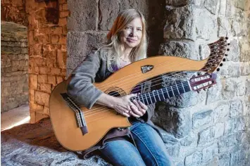  ?? Foto: Bryan Allen ?? Mit Muriel Anderson ist eine der weltbesten Akustik und Harfengita­rristinnen zu Gast in Neuburg.