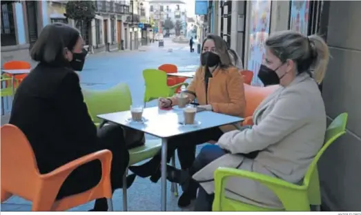  ?? JAVIER FLORES ?? Los clientes volvieron ayer a las terrazas de las cafeterías.