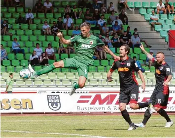  ?? Foto: Christian Kolbert ?? Jeffrey Gouweleeuw war gegen den SSV Jahn Regensburg der beste FCA Spieler, aber auch er konnte eine gute Möglichkei­t nicht nutzen.