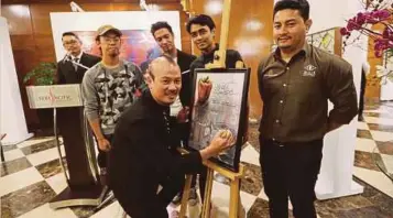  ??  ?? AHLI Lembaga Pengarah Balai Seni Negara, Philip Wong merasmikan pameran seni New Comers#2 bersama barisan pelukis (dari kiri) Azizul, Muhammad Haziq dan Abdul Fatah.