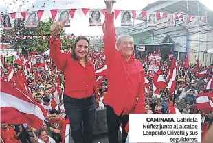  ??  ?? CAMINATA. Gabriela Núñez junto al alcalde Leopoldo Crivelli y sus seguidores.