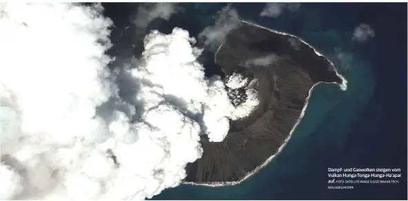 ?? FOTO: SATELLITE IMAGE ©2022 MAXAR TECHNOLOGI­ES/AP/DPA ?? Dampf- und Gaswolken steigen vom Vulkan Hunga-Tonga-Hunga-Ha`apai auf.