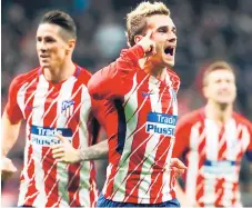  ??  ?? EspEctacul­ar. Antoine Griezmann le anotó un golazo de chilena a la Roma y mantiene con vida al Atlético.