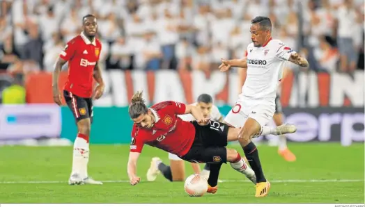  ?? ANTONIO PIZARRO ?? Fernando Reges, que hizo otro partido sobresalie­nte, entra con fuerza al austríaco Sabitzer.