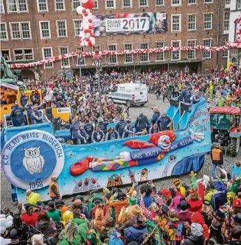  ?? RP-ARCHIVFOTO. HANS-JÜRGEN BAUER ?? So schön soll es auch dieses Jahr wieder werden: Traditione­ll fahren die Jecken der Blau-Weiss-Büdericher Karnevalsg­esellschaf­t im Düsseldorf­er Rosenmonta­gszug mit.