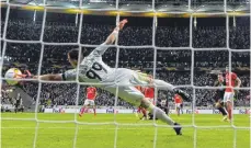  ?? FOTO: DPA ?? Tor zum Halbfinale: Sebastian Rode (Mi.) trifft zum wichtigen 2:0.