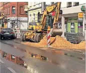  ??  ?? Die Umbauarbei­ten laufen nun im dritten Abschnitt auf der Rheydter Straße. Auch die Dechant-Schützund die kleine Bahnstraße werden neu gestaltet. Zwei Drittel der Parkplätze dort fallen weg.