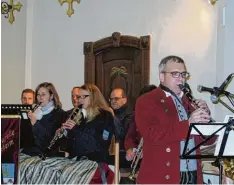  ??  ?? Dirigentin Sanni Risch, die das Orchester seit drei Jahren leitet, hat ihre Musikaus wahl unter das Motto „Kinderfest Weihnachte­n“gestellt.