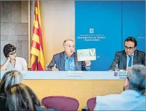  ?? AREA METROPOLIT­ANA DE BARCELONA ?? Antoni Poveda muestra la nueva T-Verda durante la presentaci­ón