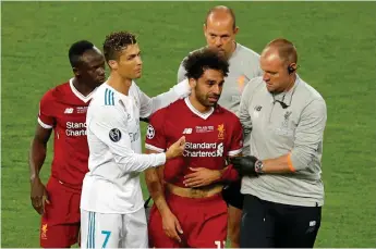  ?? Bild: PHIL NOBLE ?? SKADEDRABB­AD. Mohamed Salah tröstades av medspelare­n Sadio Mané och Real Madridstjä­rnan Cristiano Ronaldo när han tvingades vandra av Champions League-finalen skadad.