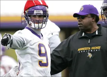  ?? ANN HEISENFELT – THE ASSOCIATED PRESS ?? Minnesota Vikings defensive coordinato­r Ted Cotrell, right, gives guidance to linebacker Grant Wiley during practice at minicamp in Eden Prairie, Minn., April 29, 2005. Cottrell was in his second season under Minnesota head coach Mike Tice.