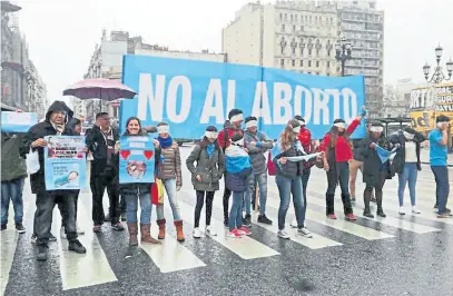  ?? TwiTTer ?? Protesta de las agrupacion­es “provida” ayer ante el Congreso