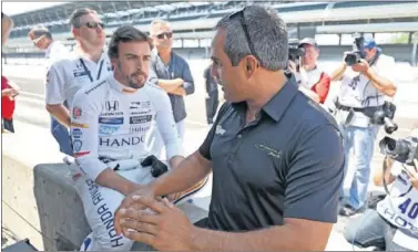  ??  ?? CHARLA. Fernando Alonso departió amistosame­nte con Juan Pablo Montoya antes de los entrenamie­ntos.