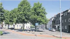  ?? FOTO: STADT GREVENBROI­CH ?? Das Ehrenmal, einige Bäume und eine Bank – die Aufenthalt­squalität auf dem Platz der Deutschen Einheit ist bislang begrenzt.