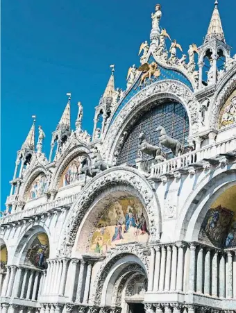  ?? EDUCATION IMAGES / GETTY APEXPHOTOS / GETTY ?? Exuberànci­a ornamental i luxosos materials (“sembla un joier”, diu Martínez). Els quatre cavalls de bronze van arribar un segle després d’acabar les obres, procedents del saqueig de Constantin­oble