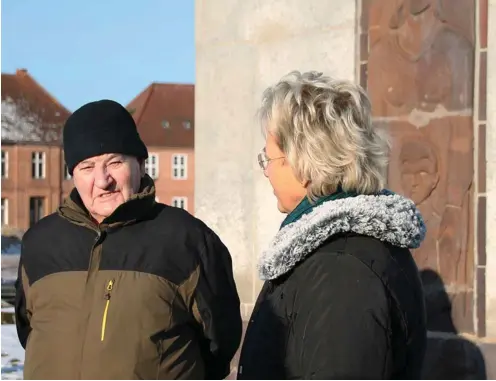  ??  ?? Grossmann mit Ramona Ramsenthal­er, Leiterin der Mahn- und Gedenkstät­ten Wöbbelin, am Denkmal für die Opfer vor dem Schloss Ludwigslus­t