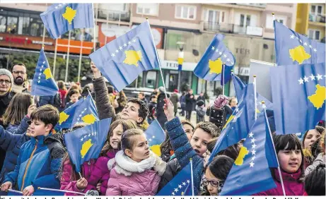  ??  ?? Kinder mit der Landesflag­ge feiern diese Woche in Pristina den Jahrestag der Unabhängig­keit und der Ausrufung der Republik Kosovo