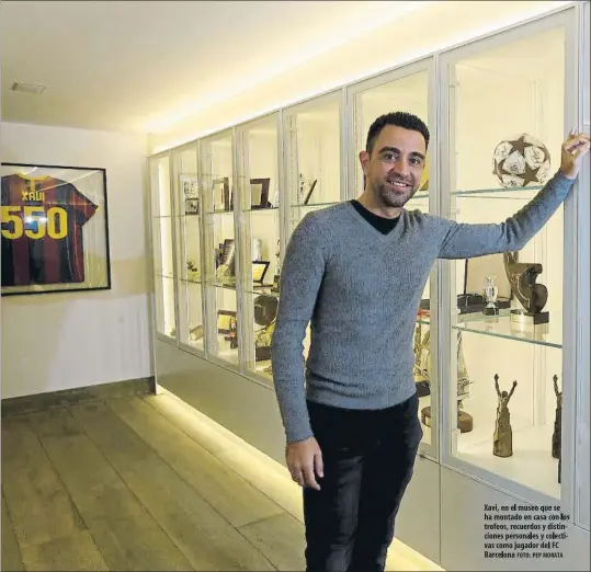  ?? FOTO: PEP MORATA ?? Xavi, en el museo que se ha montado en casa con los trofeos, recuerdos y distincion­es personales y colectivas como jugador del FC Barcelona