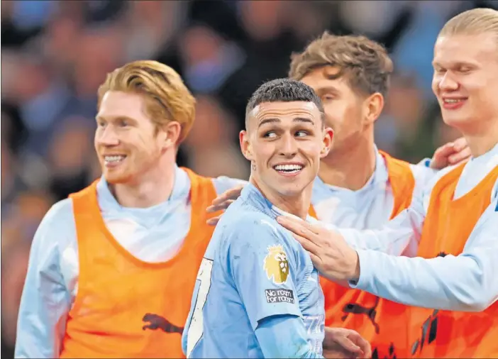  ?? ?? Phil Foden bromea con Haaland (suplente) en el partido contra el Aston Villa (4-1) del pasado miércoles en el Etihad.