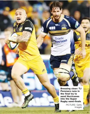  ?? PICTURE: Getty Images ?? Breezing clear: TJ Perenara runs in the final try to send Hurricanes into the Super Rugby semi-finals