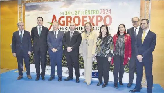  ?? SAMUEL SÁNCHEZ ?? Las autoridade­s posan para los medios gráficos tras la inauguraci­ón oficial del certamen de Agroexpo.