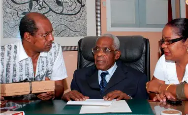  ??  ?? Johannes García junto a Aimé Césaire, poeta de Martinica.