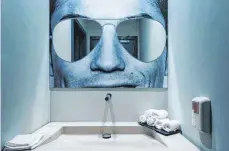  ?? FOTO: DPA ?? Fußballsta­r Ronaldo als Badezimmer­spiegel.