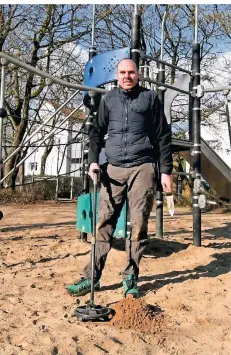  ?? FOTO: JÜRGEN MOLL ?? Sascha Burghoff ist lizensiert­er Sondengäng­er des LVR und untersucht­e den Spielplatz Stettiner Strasse nach Metall.