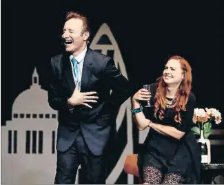  ?? RUSSELL CHEYNE / REUTERS ?? El musical. Paul Rich es David Cameron y Sarah Covey su esposa en Brexit-El Musical. Arriba, una escena del montaje