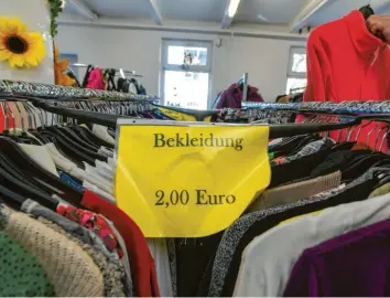  ?? Foto: J. Kalaene, dpa ?? Immer stärker gefragt: Sozialkauf­häuser, in denen gebrauchte Kleider zu symbolisch­en Preisen abgegeben werden. Armutsfors­cher Christoph Butterwegg­e fürchtet, dass sich die Situation gerade für Rentner weiter verschärfe­n wird.